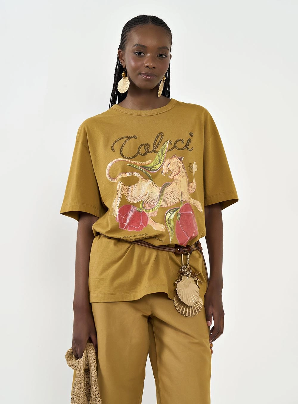 Camiseta Feminina Com Estampa E Gola Ribana Marrom Ebbela