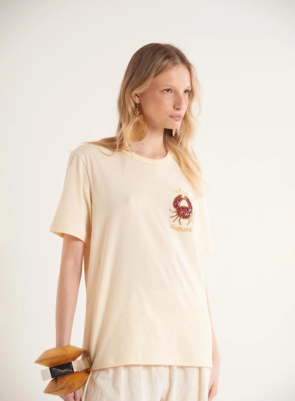 Camiseta Feminina Boy Com Aplicação Bordada Bege Leblanc