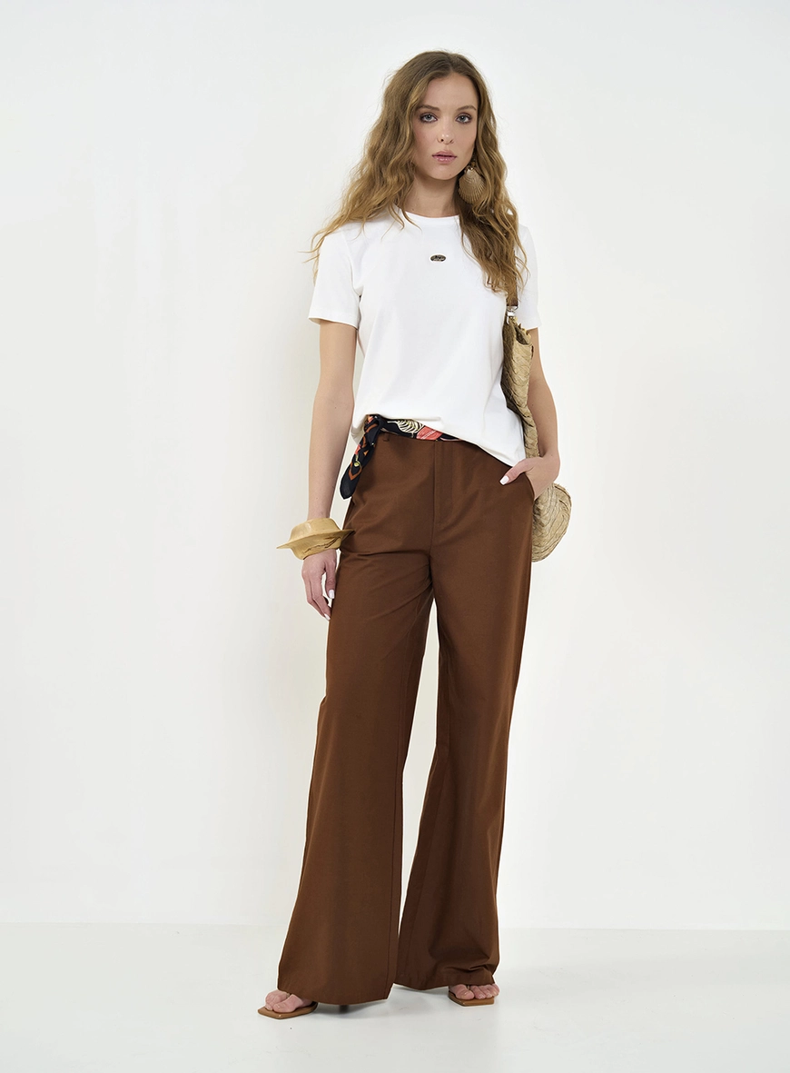 Camiseta Feminina Comfort Com Detalhe Metal