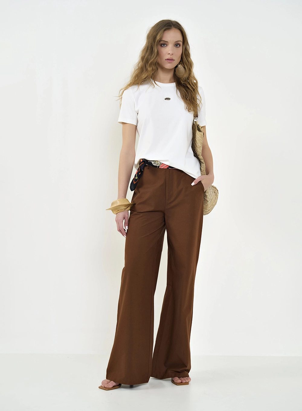 Camiseta Feminina Comfort Com Detalhe Metal Off Shell