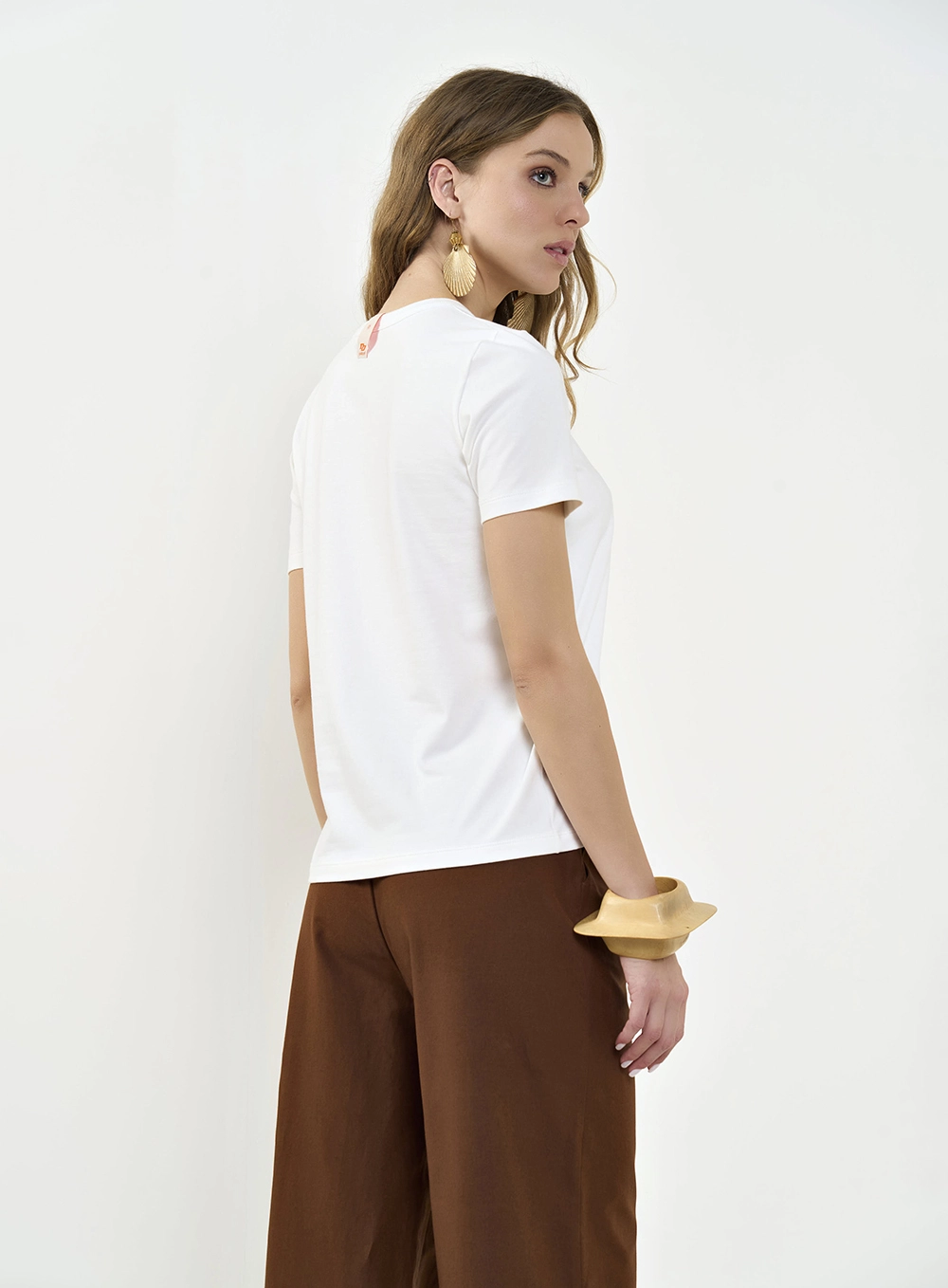 Camiseta Feminina Comfort Com Detalhe Metal Off Shell