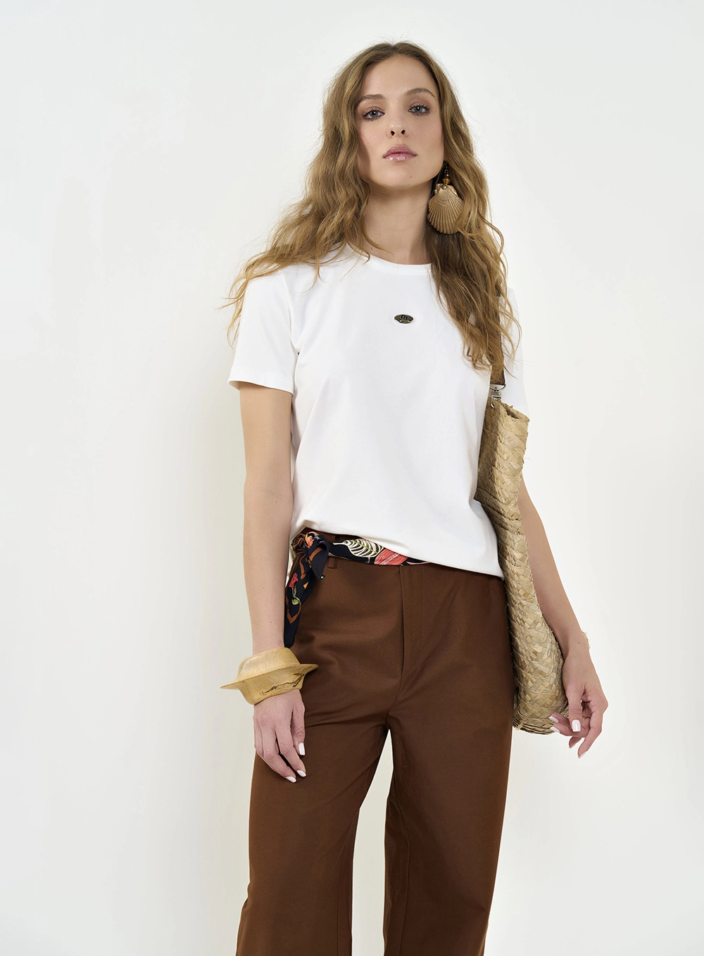 Camiseta Feminina Comfort Com Detalhe Metal Off Shell