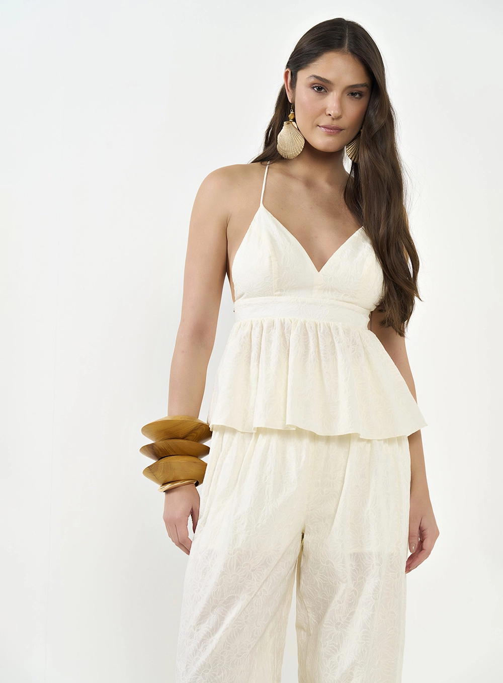 Blusa Bordada Com Abertura Lateral Em Botão Bege Leblanc