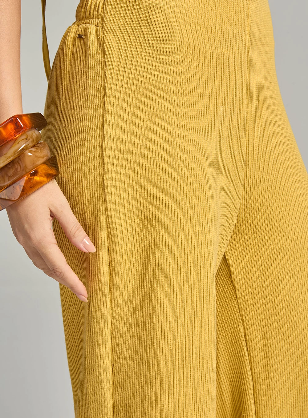 Calça Comfort Wide Canelada Com Elástico No Cós Amarelo 3
