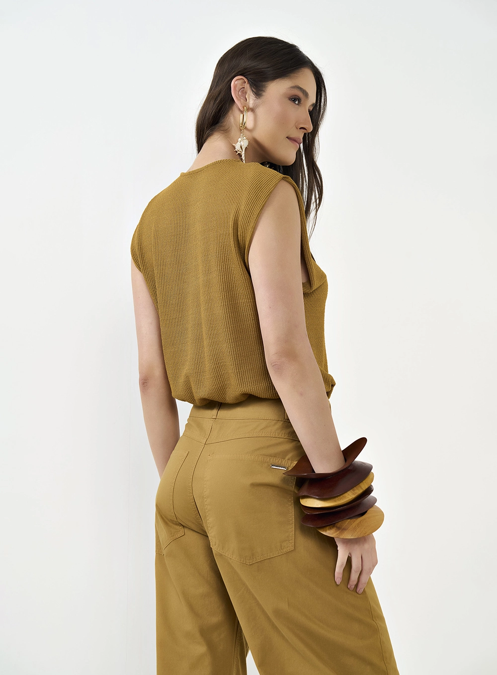 Blusa Solta Comfort Marrom Ebbela