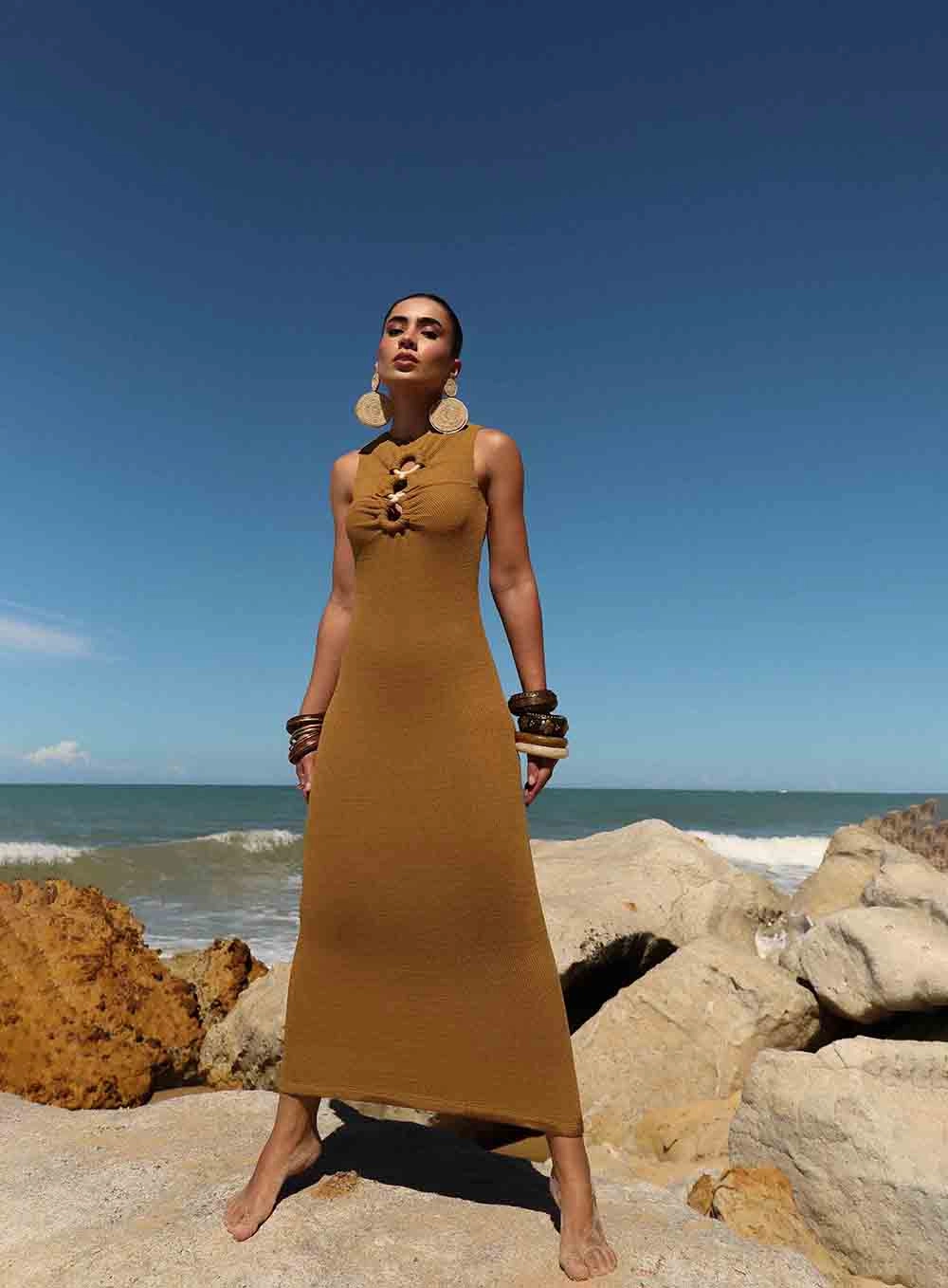 Vestido Midi Justo Com Aros Em Metal Marrom Ebbela