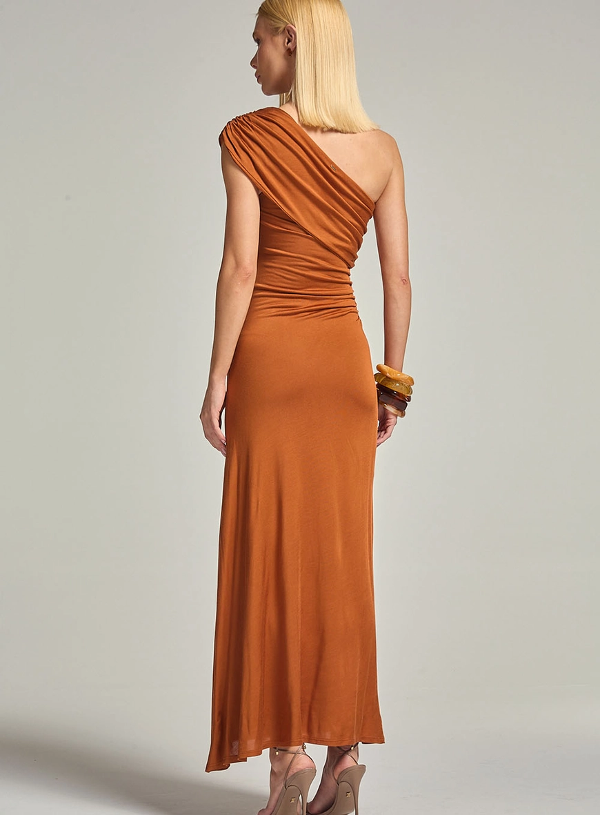 Vestido Longo Evasê Ombro Só E Decote Assimétrico Marrom 4