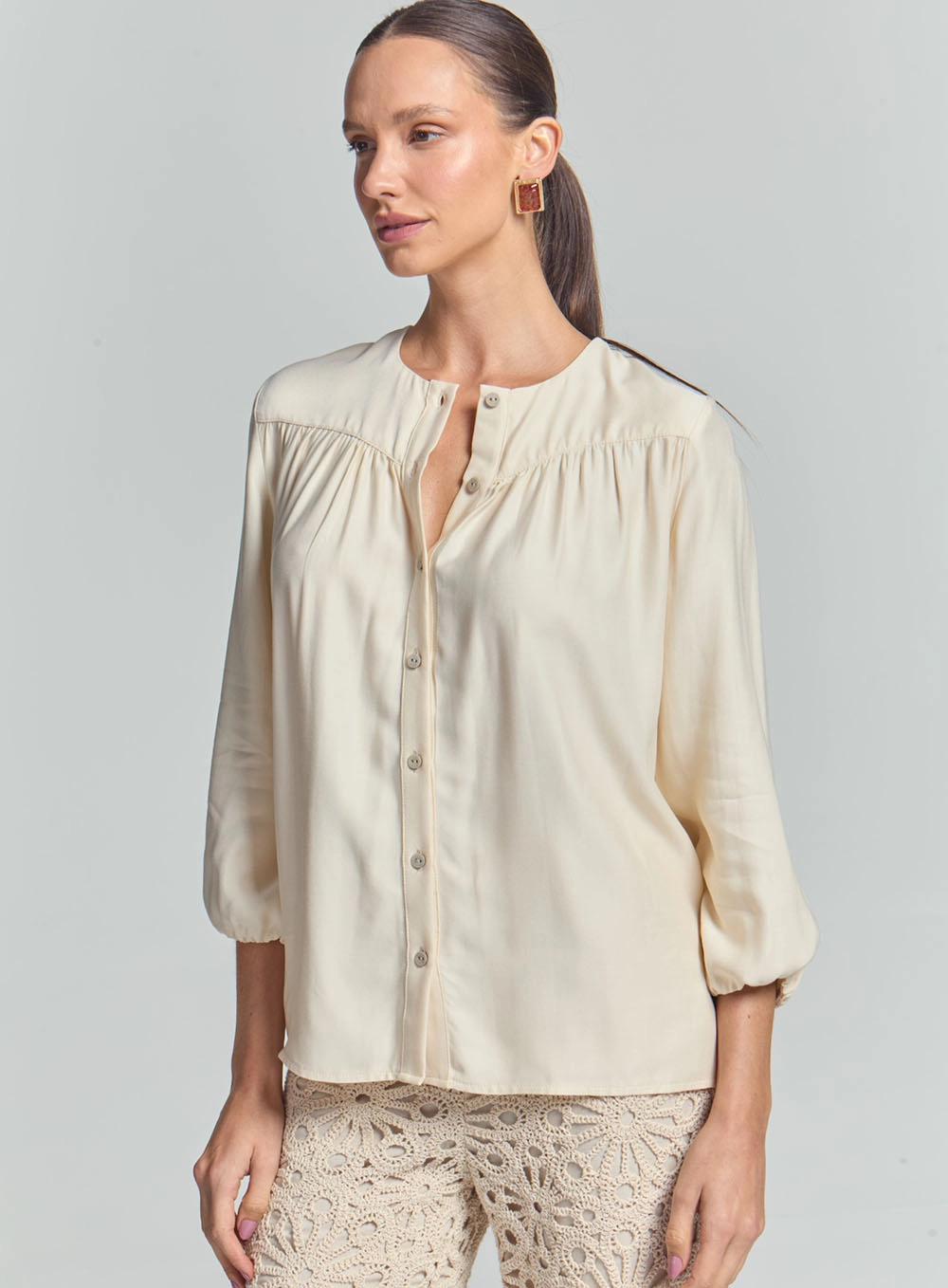 Camisa Fluida Manga Bufantes E Detalhe Franzido Bege 2