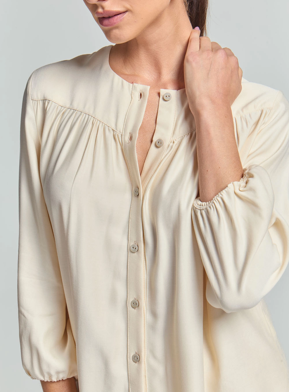Camisa Fluida Manga Bufantes E Detalhe Franzido Bege 3