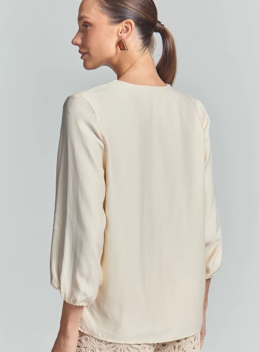 Camisa Fluida Manga Bufantes E Detalhe Franzido Bege 4