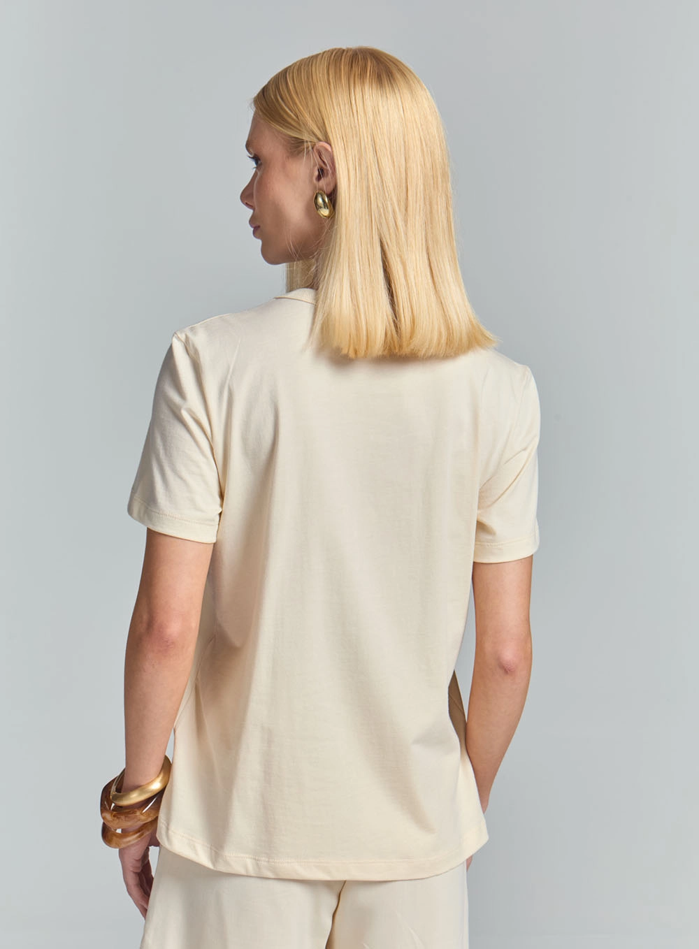 Camiseta Básica Comfort Com Detalhe Bege 4