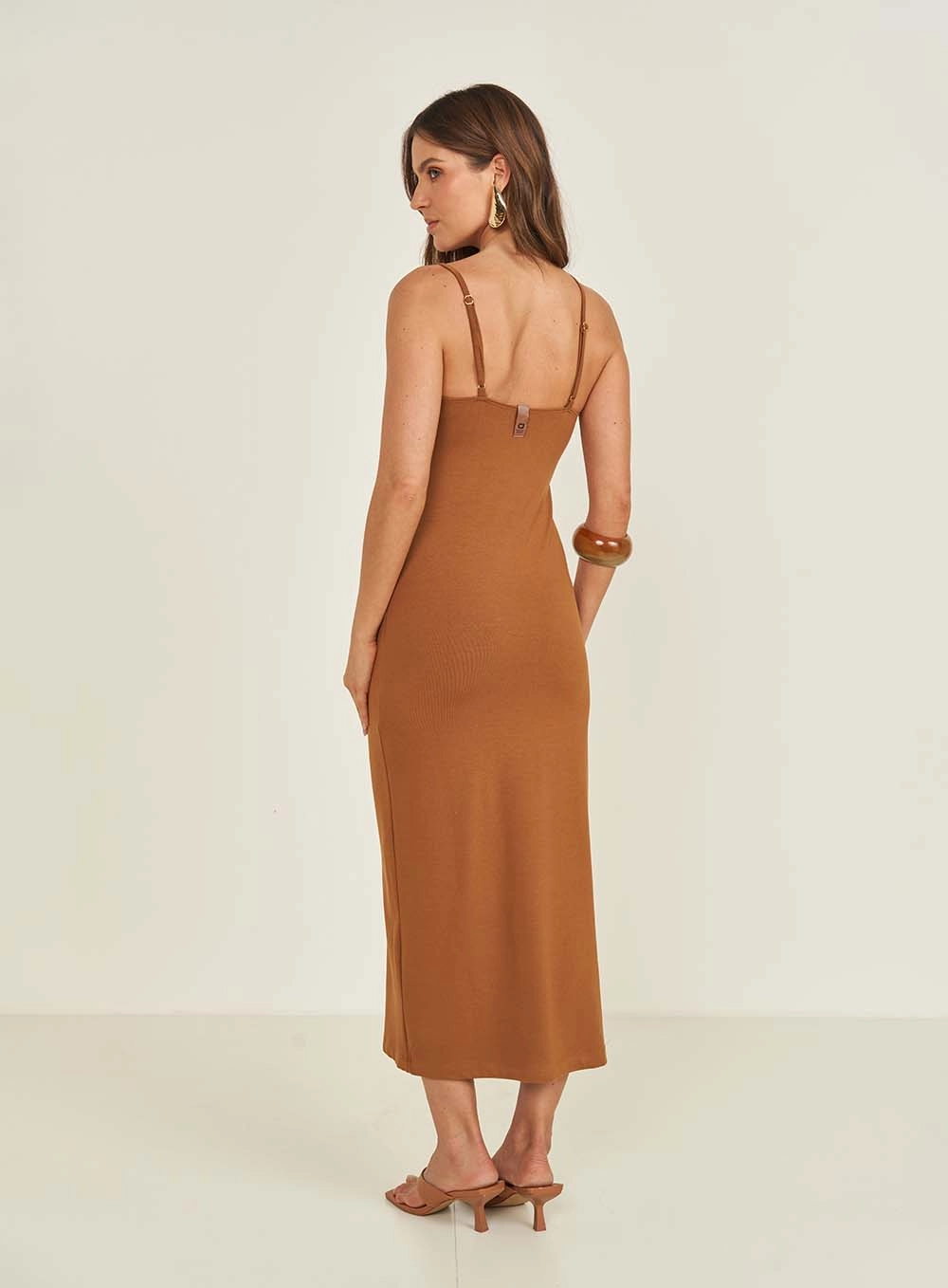 Vestido Midi Slim Com Amarração No Pescoço Marrom Evermore