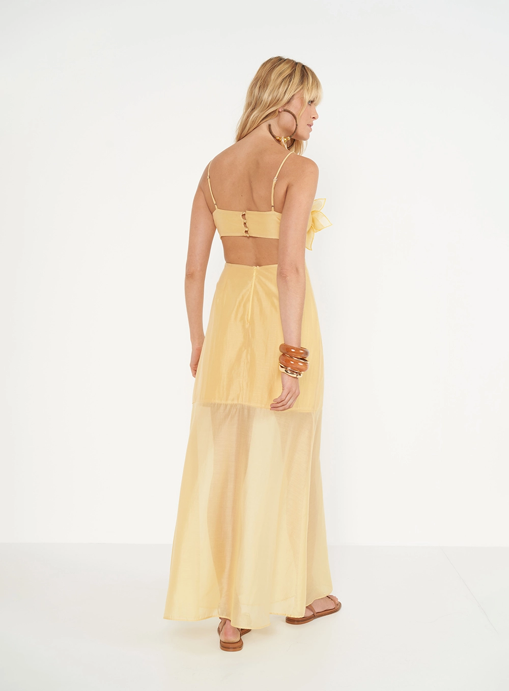 Vestido Longo Com Aplicação Floral Bege