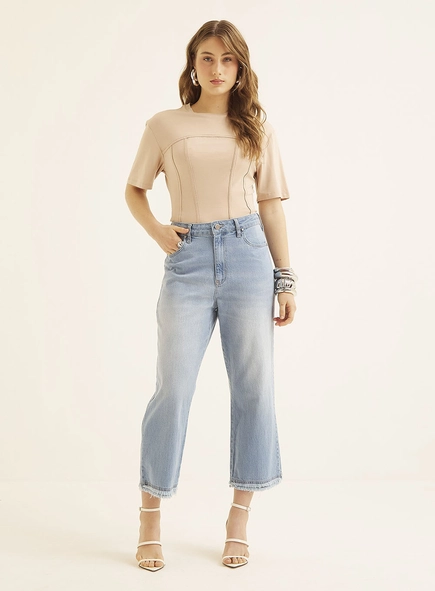 Camiseta Feminina Encurtada Com Detalhes Frontais
