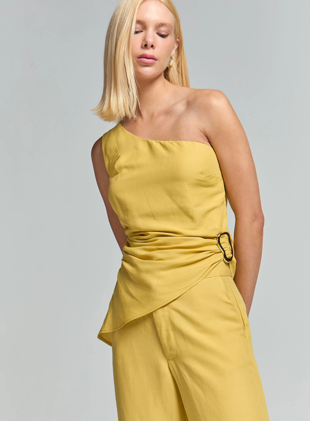 Blusa De Linho Assimétrica Drapeada Com Fivela Amarelo 2