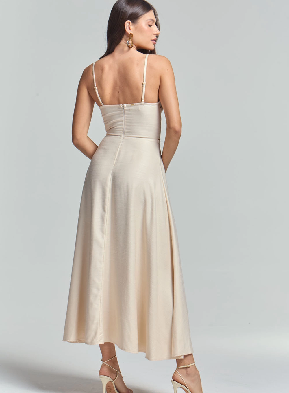 Vestido Midi Godê Com Decote Coração Bege 4