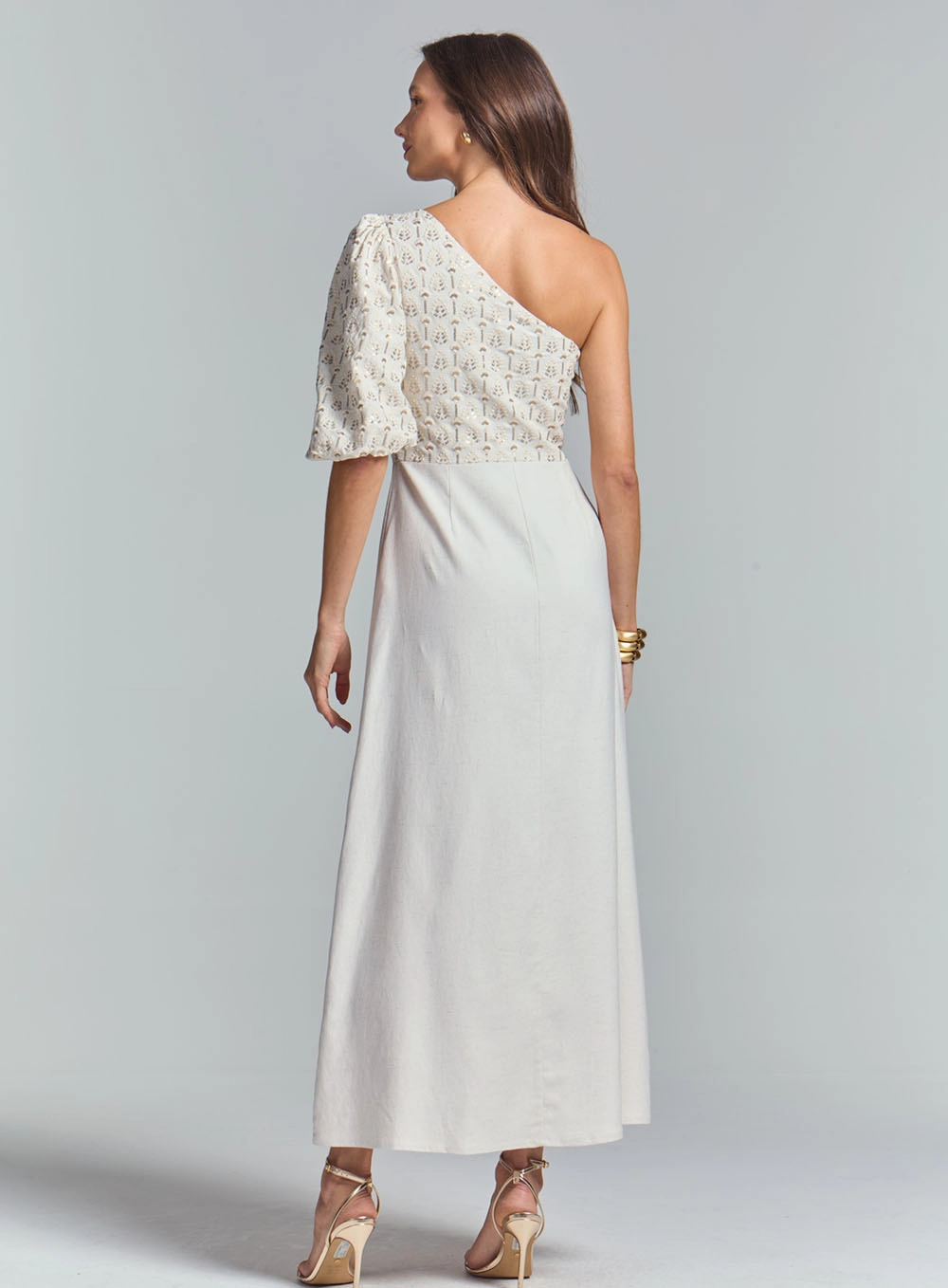 Vestido Midi Evasê Ombro Só Com Detalhe Bordado Bege 4