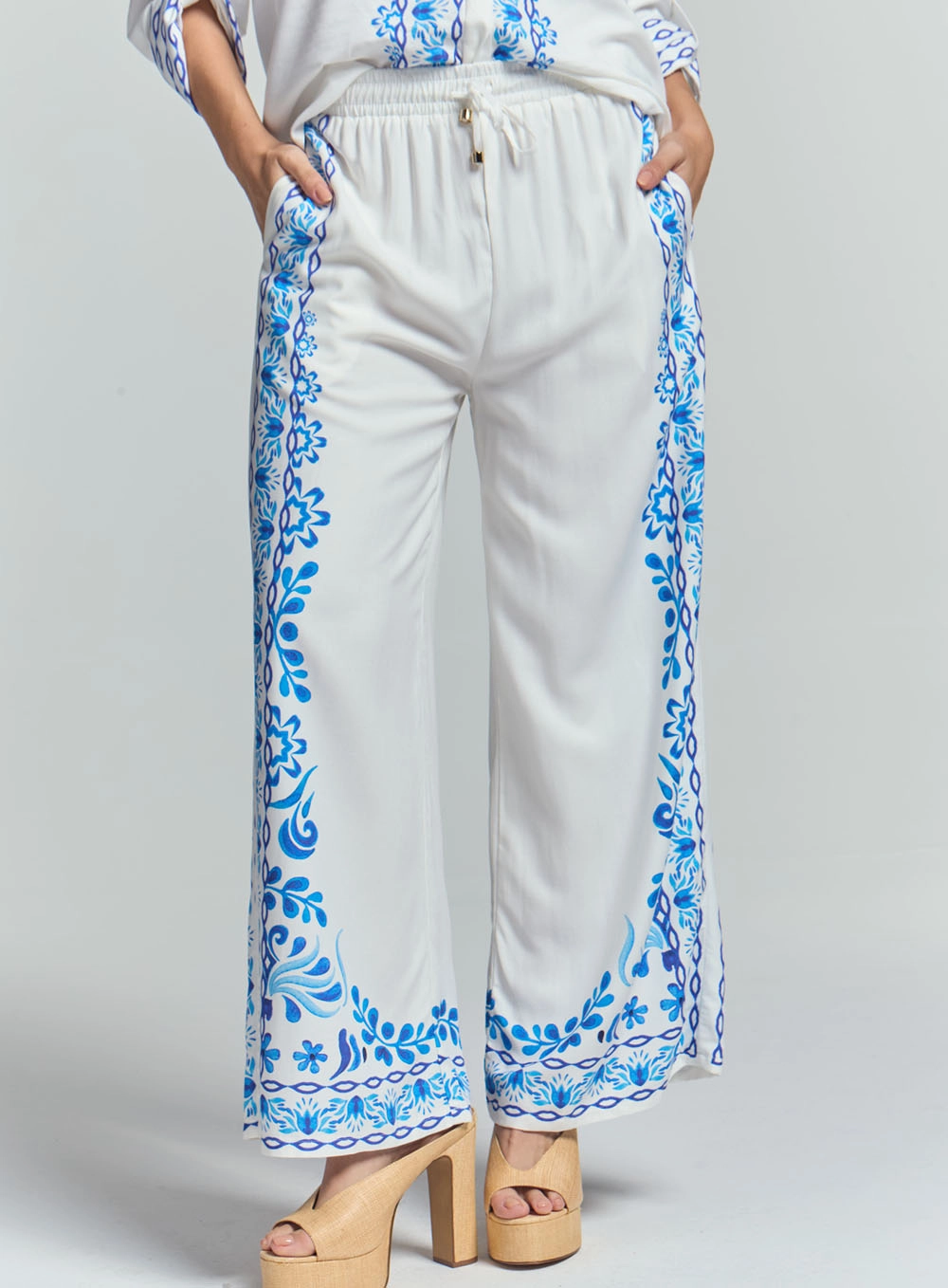 Calça Reta Estampada Com Elástico Para Amarração Estampados 2