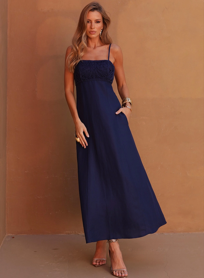 Vestido Midi Fluido Com Decote Bordado Azul