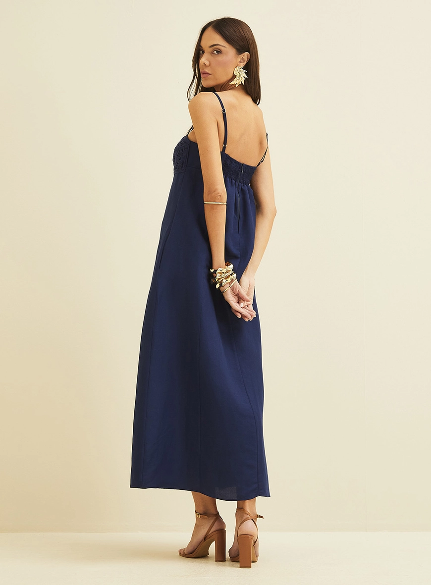 Vestido Midi Fluido Com Decote Bordado Azul