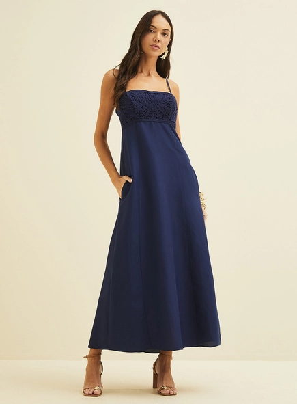 Vestido Midi Fluido Com Decote Bordado