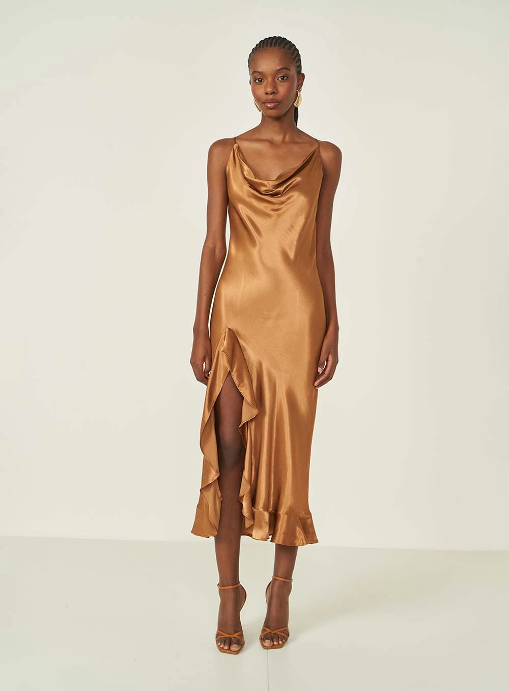 Vestido Comfort Acetinado Com Fenda Frontal Marrom Evermore