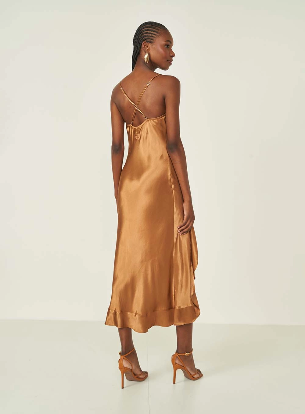 Vestido Comfort Acetinado Com Fenda Frontal Marrom Evermore