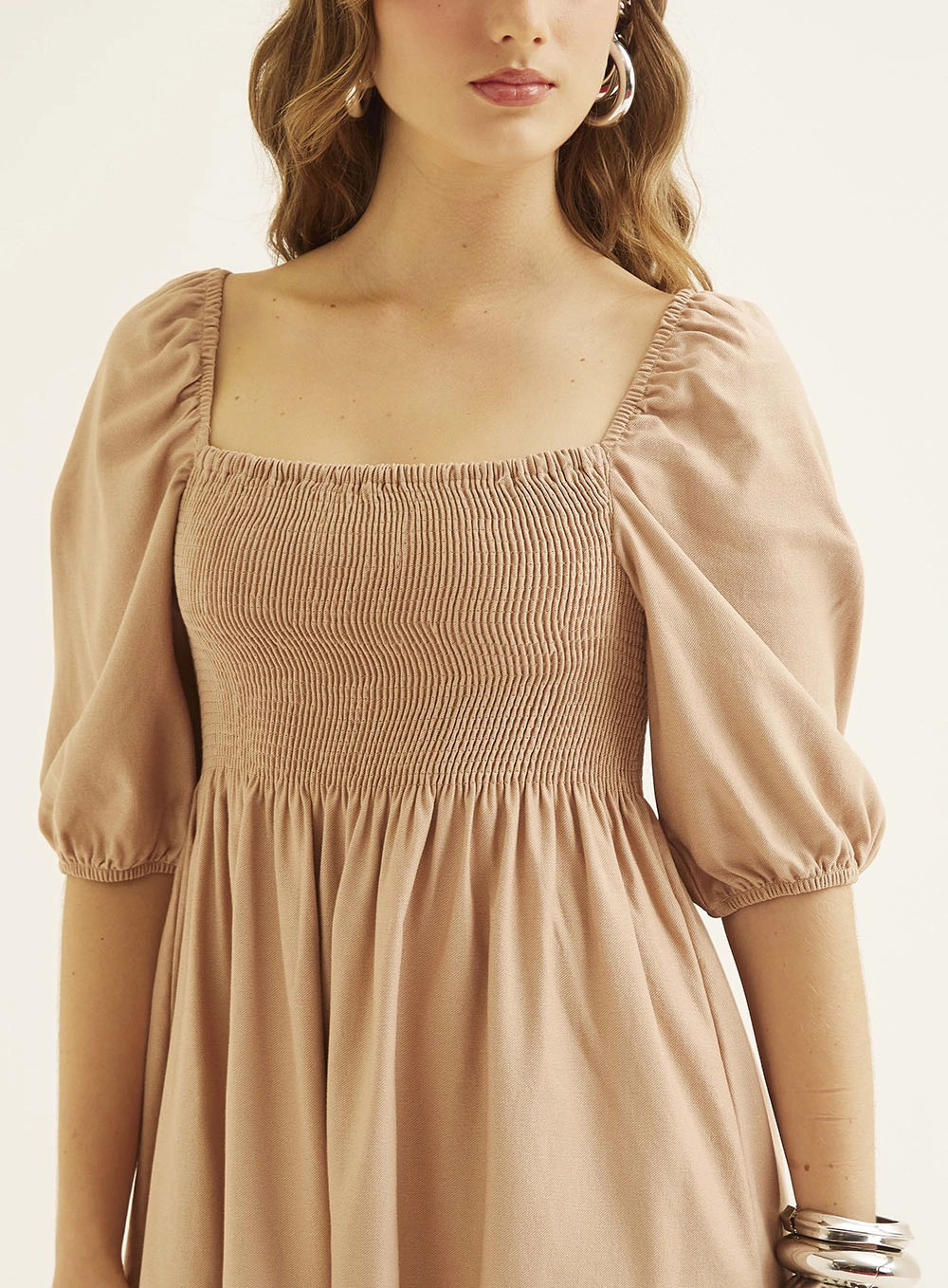 Vestido Curto Comfort Com Mangas Bufantes Bege 3