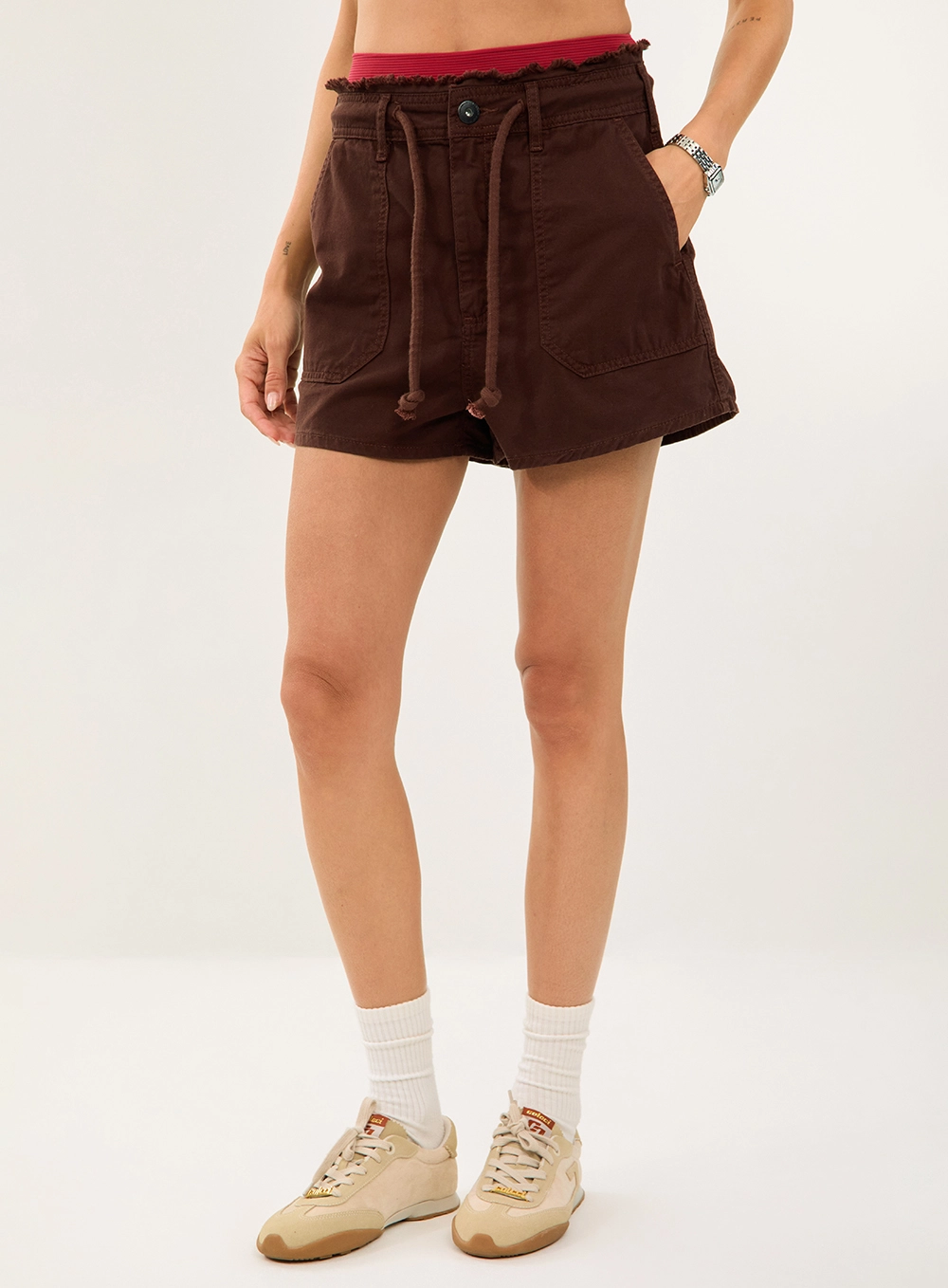 Short Sarja Dunnah Marrom