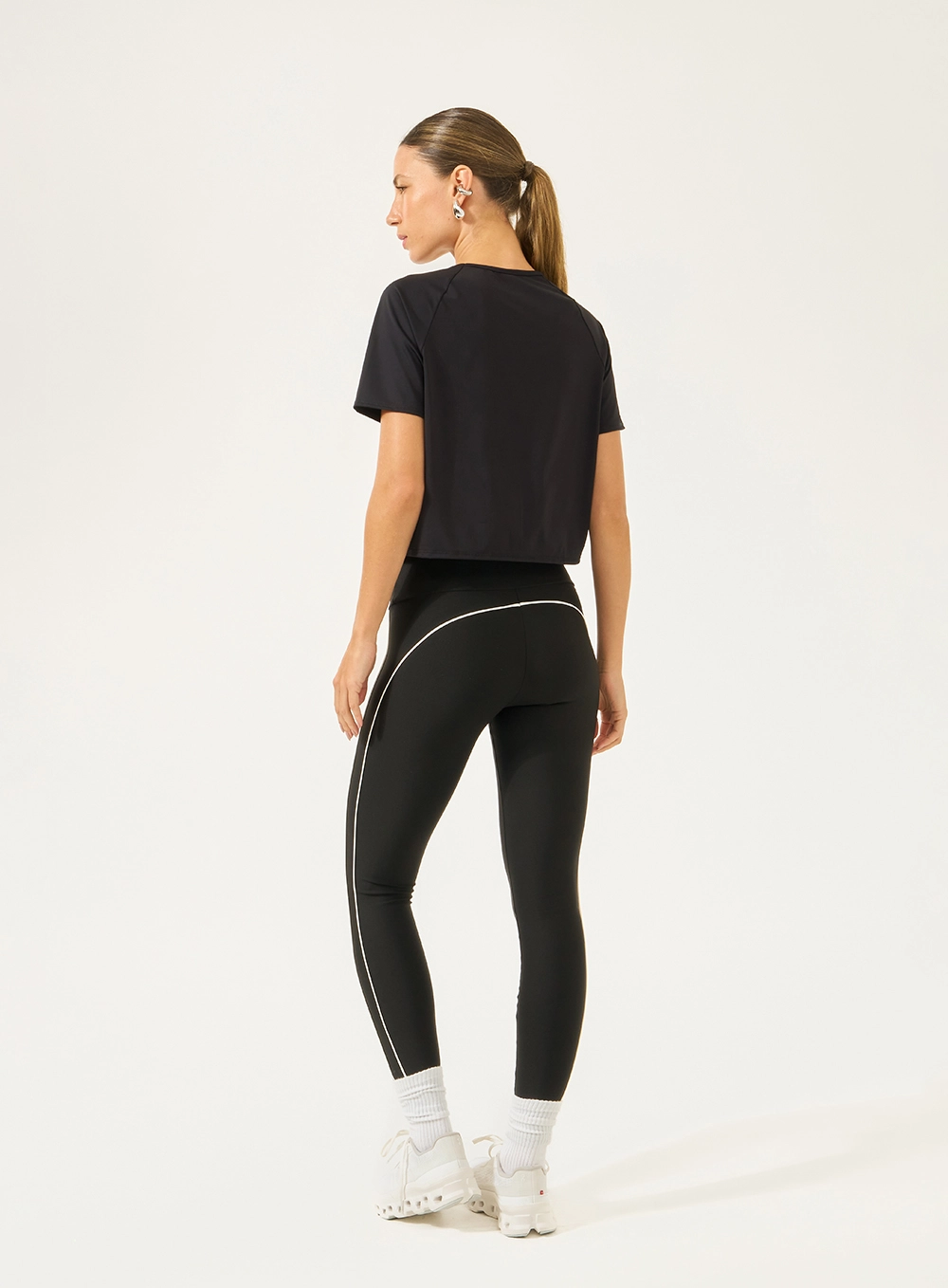 Camiseta Cropped Com Aplicação De Logo Preto