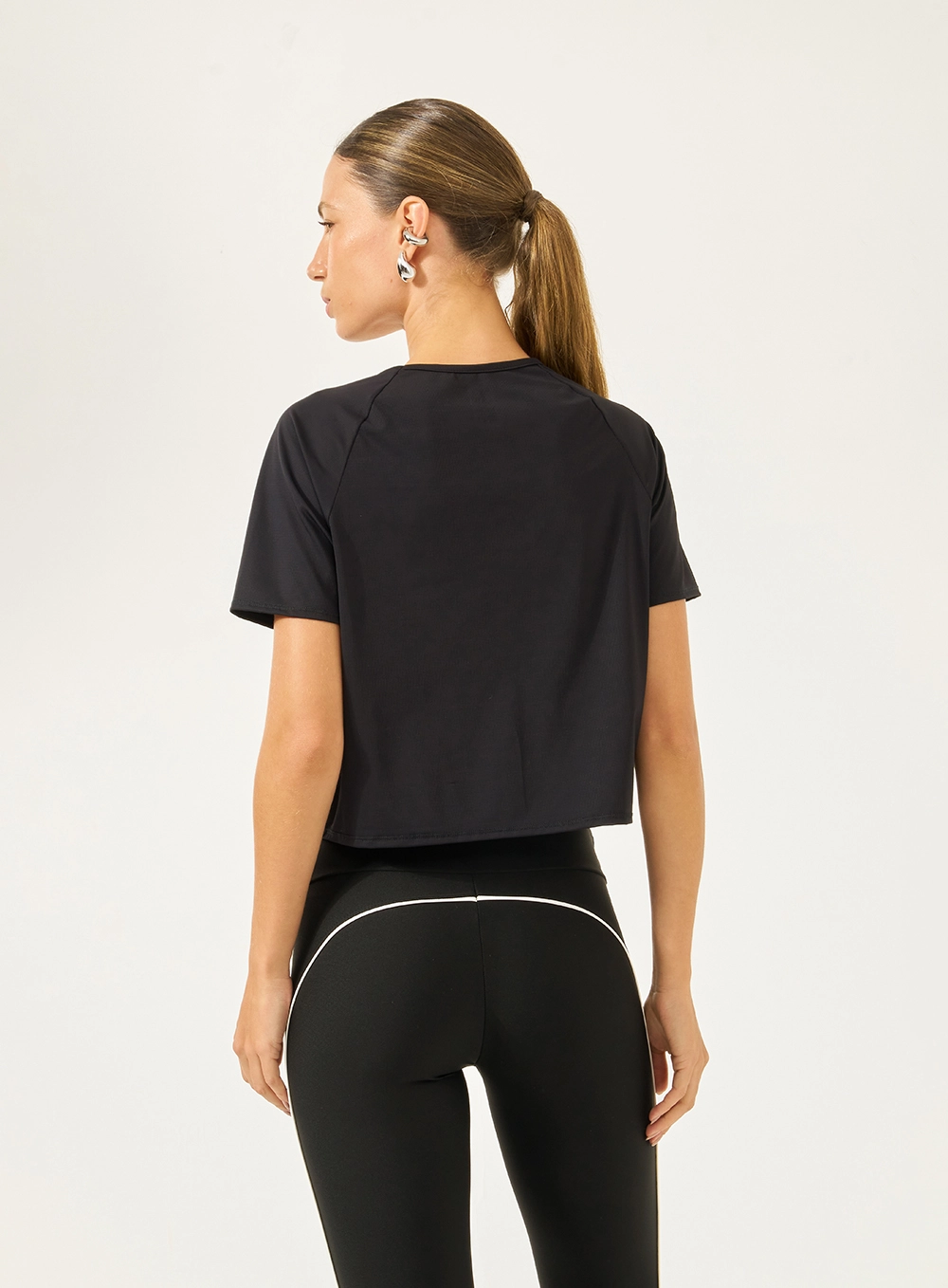 Camiseta Cropped Com Aplicação De Logo Preto