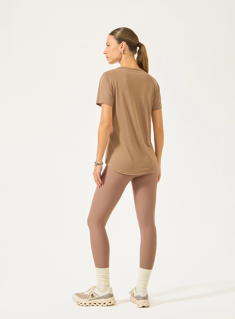 Camiseta Comfort Com Logo Minimalista Marrom