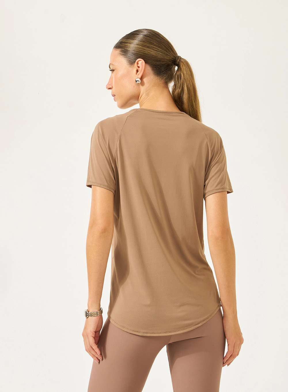 Camiseta Comfort Com Logo Minimalista Marrom