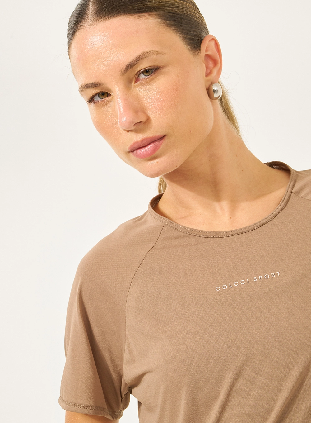 Camiseta Comfort Com Logo Minimalista Marrom