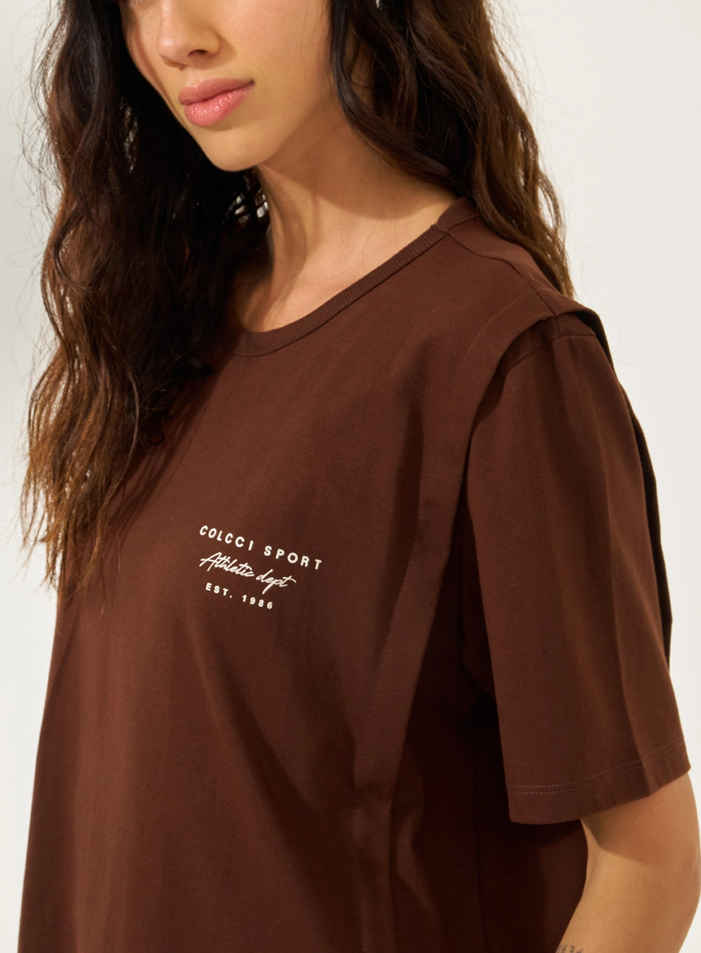 Camiseta Comfort Com Estampa Costas Marrom