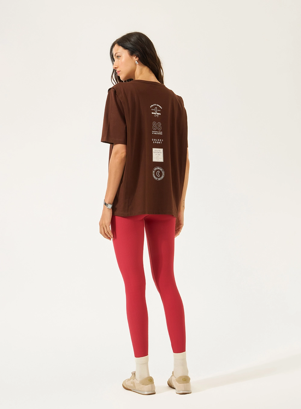 Camiseta Comfort Com Estampa Costas Marrom
