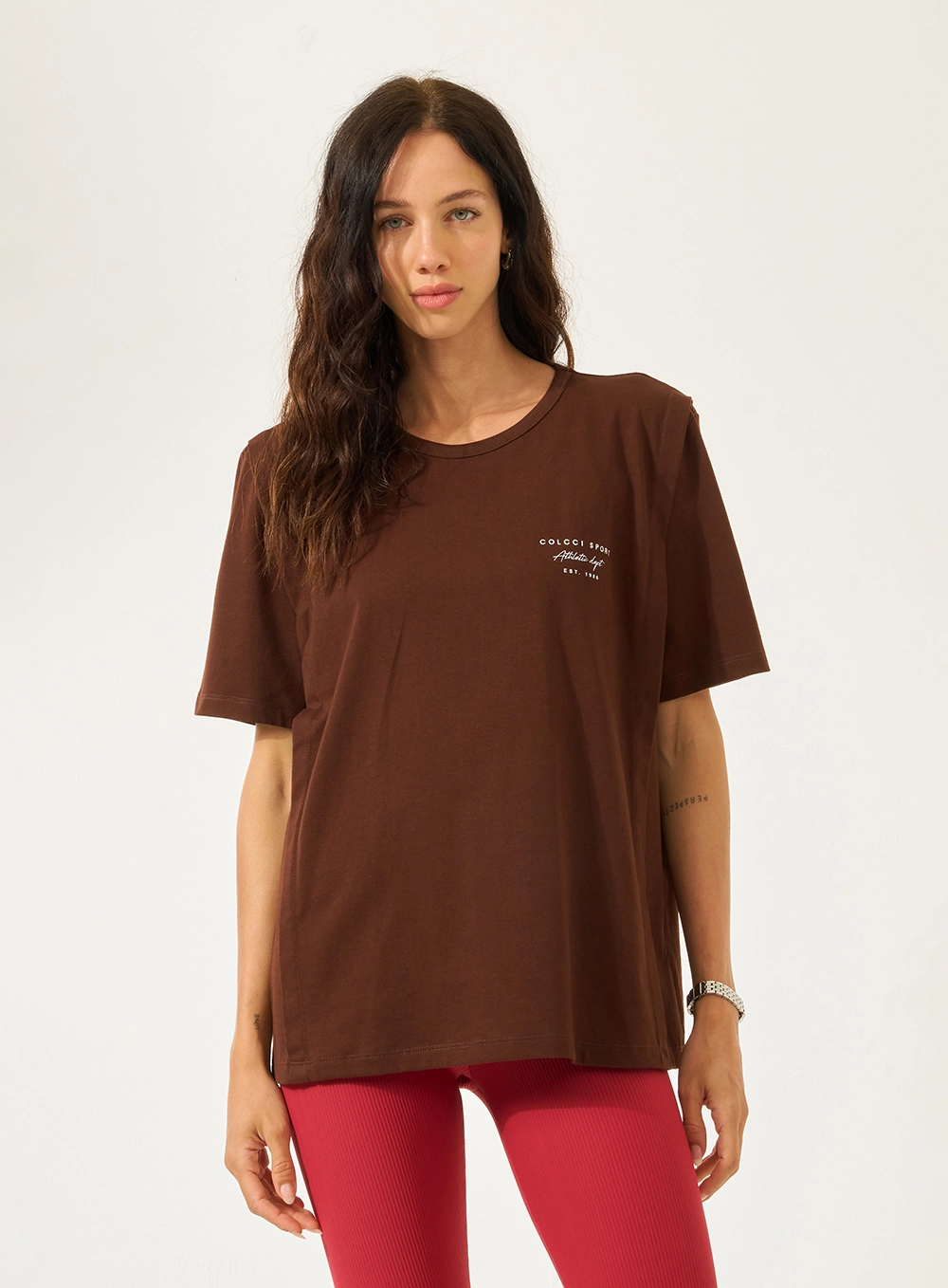 Camiseta Comfort Com Estampa Costas Marrom