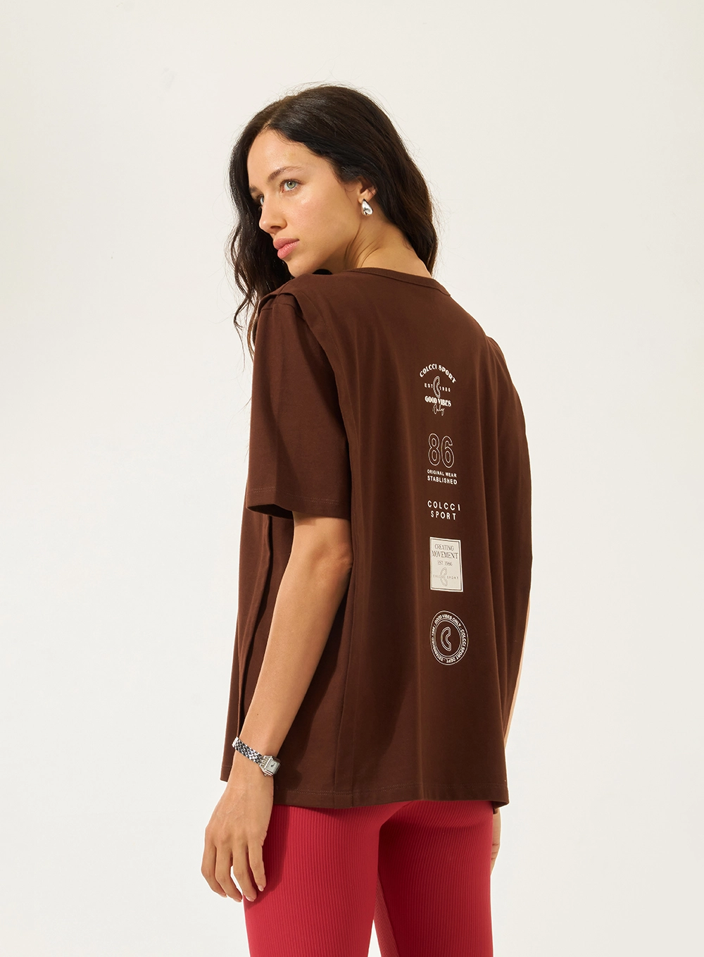 Camiseta Comfort Com Estampa Costas Marrom