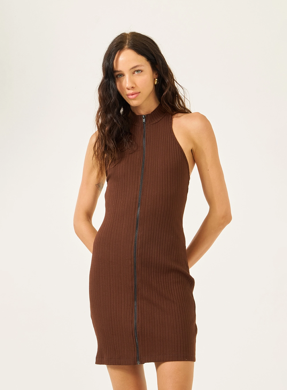 Vestido Canelado Slim Fecho Em Zíper Frontal Marrom