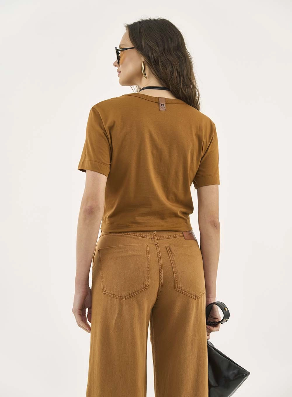 Camiseta Comfort Com Argola Marrom