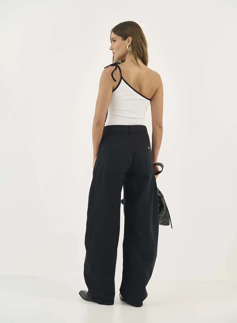 Blusa Slim Canelada Assimétrica Com Amarração Off Shell