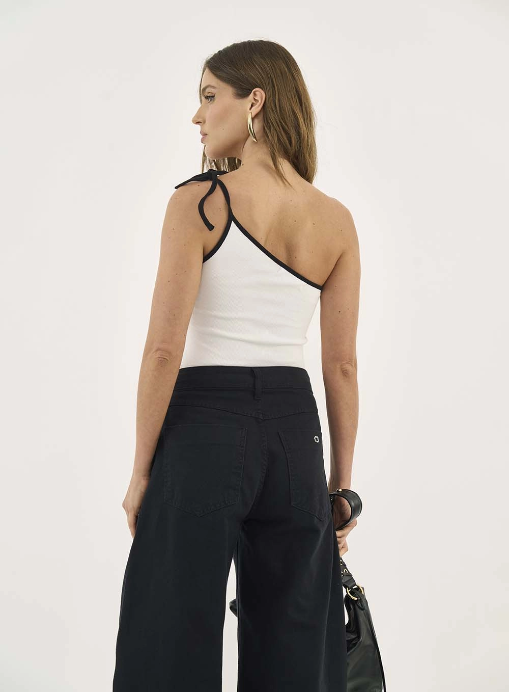 Blusa Slim Canelada Assimétrica Com Amarração Off Shell