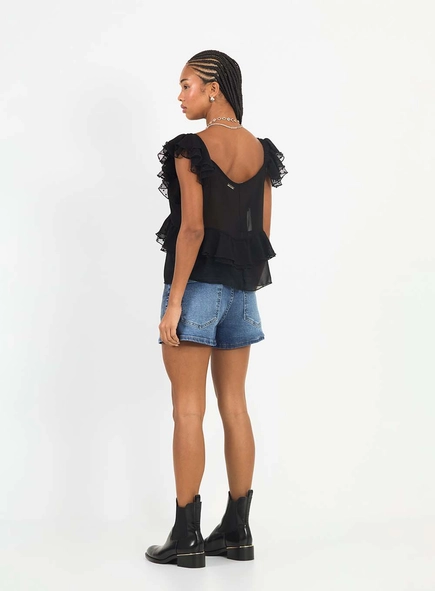 Short Jeans Slim Com Aplicação