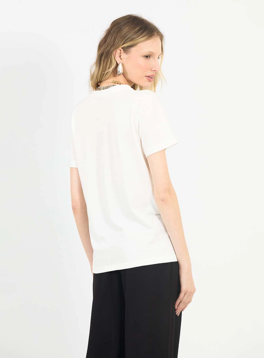Camiseta Feminina Regular Com Aplicação Off Shell 2