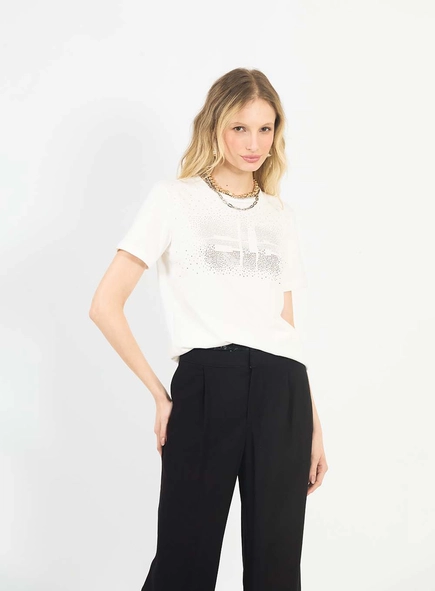 Camiseta Feminina Regular Com Aplicação
