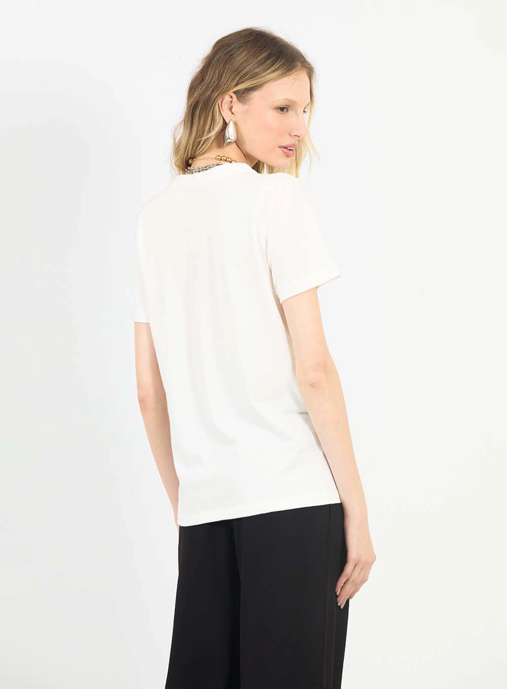 Camiseta Feminina Regular Com Aplicação Off Shell 2