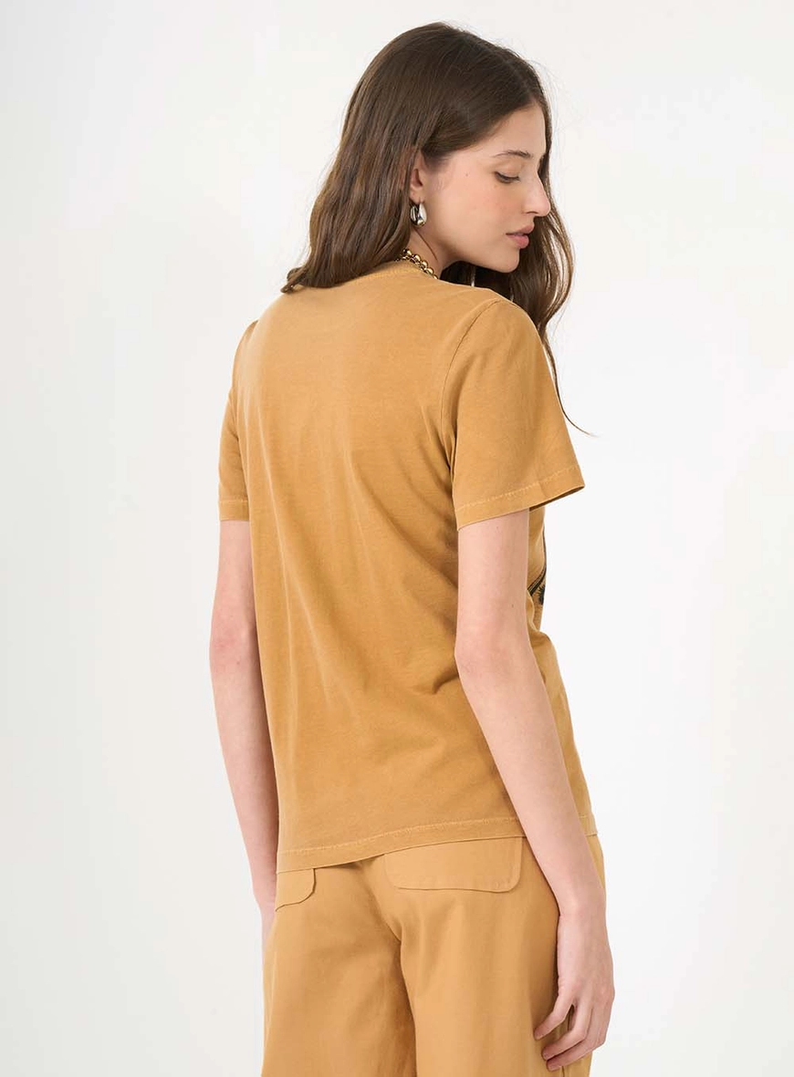 Camiseta Regular Estampada Com Aplicação Marrom 2