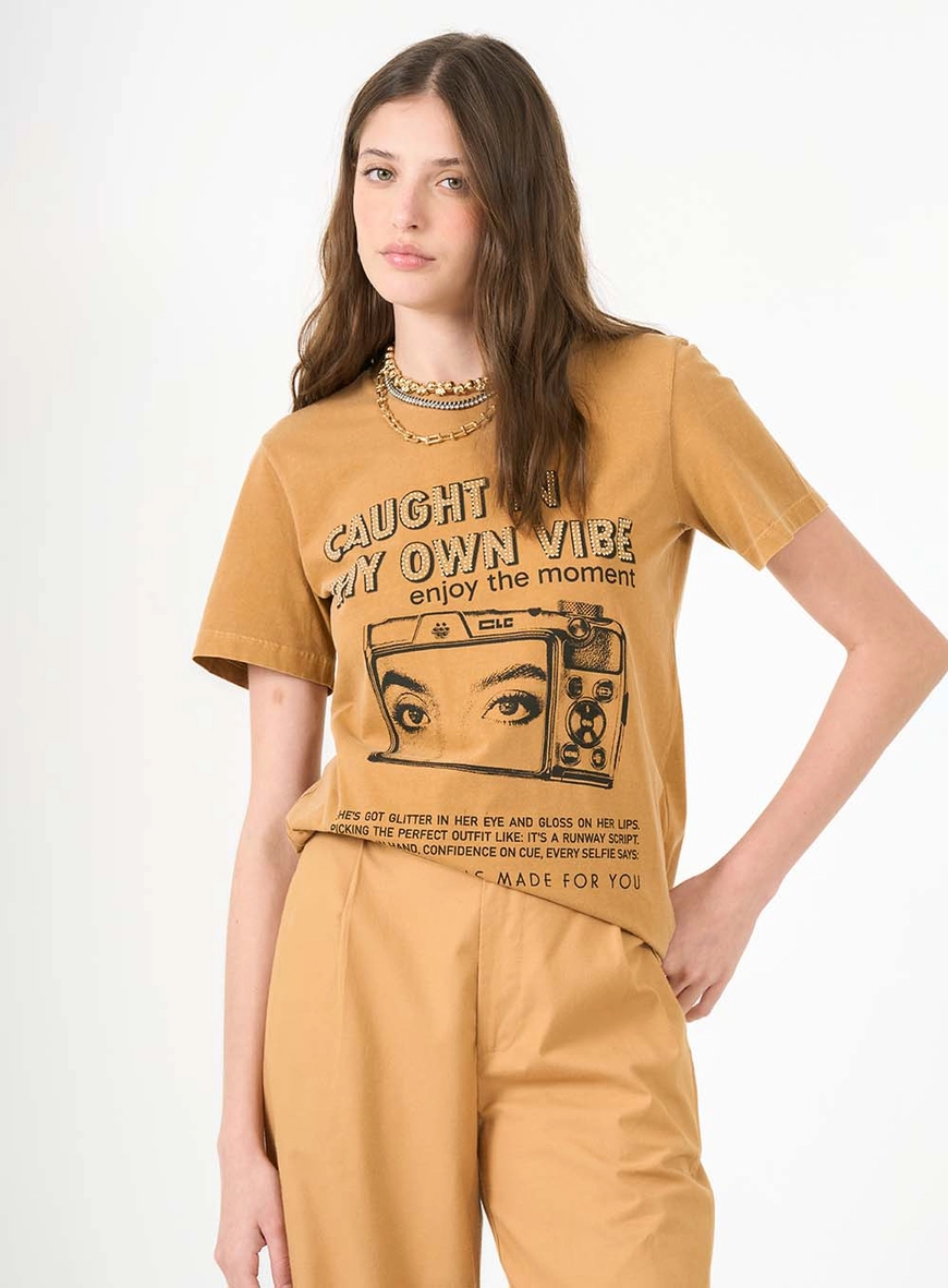 Camiseta Regular Estampada Com Aplicação Marrom 3