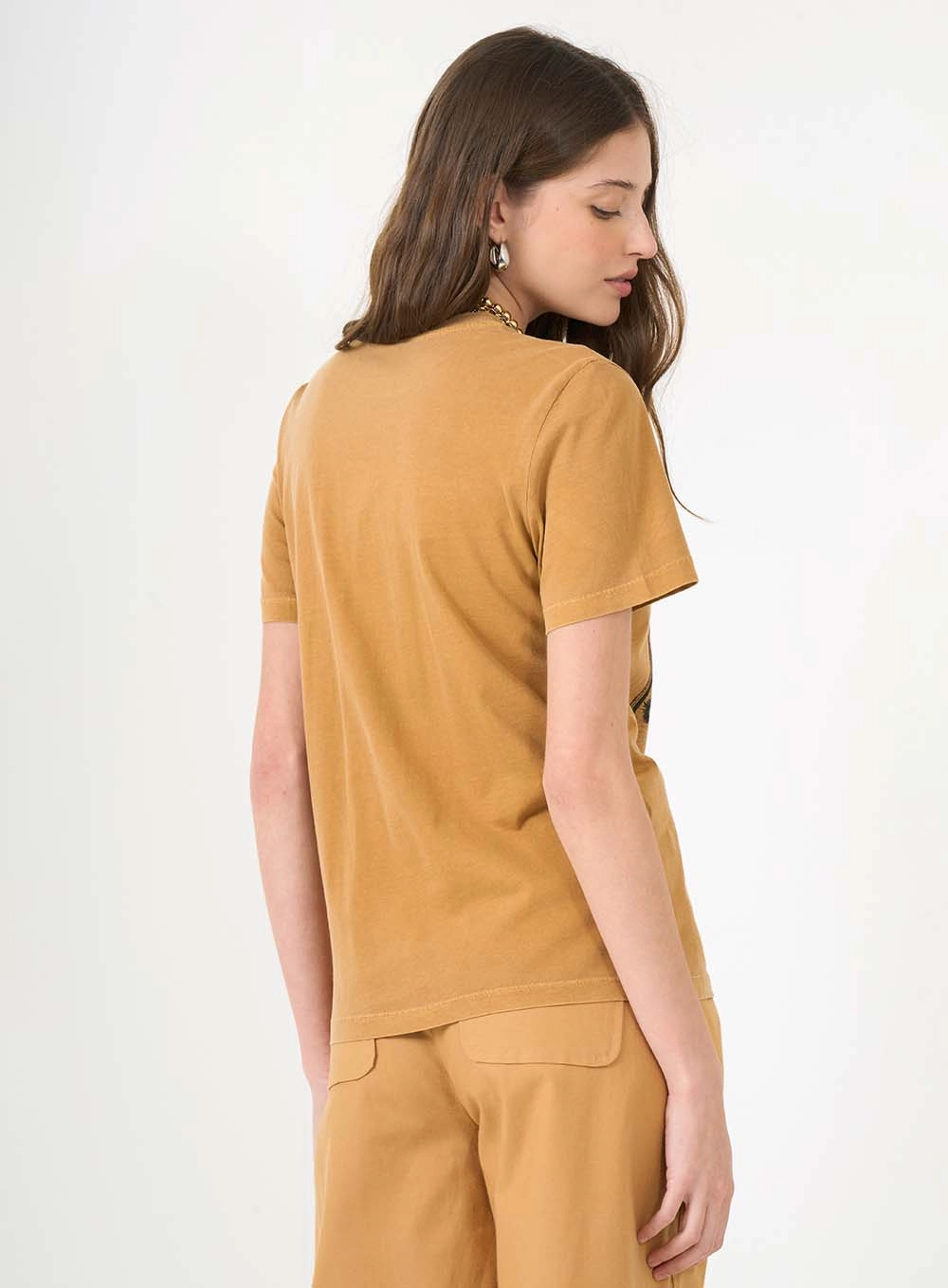 Camiseta Regular Estampada Com Aplicação Marrom 2