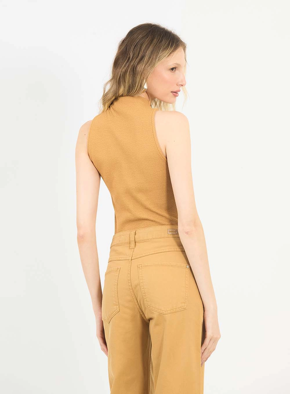 Blusa Small Gola Alta Marrom 2